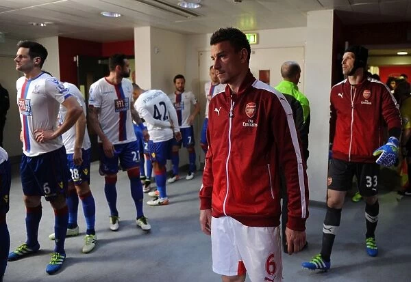 Arsenal's Koscielny Focuses in Battle Against Crystal Palace (2015-16)