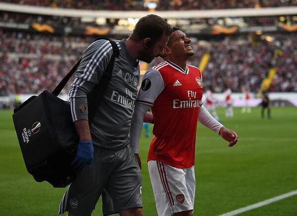 Arsenal's Lucas Torreira Receives Treatment from Physio during Eintracht Frankfurt Clash (UEFA Europa League 2019-20)