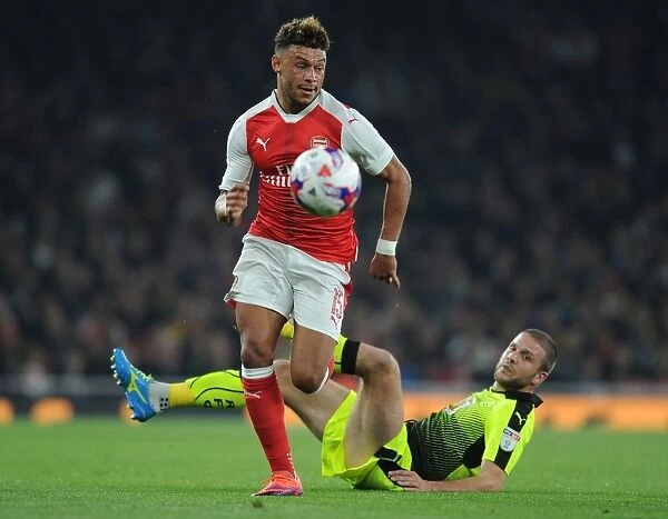 Arsenal's Oxlade-Chamberlain Outruns Reading's Van Den Berg in EFL Cup Showdown