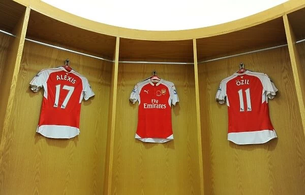 Arsenal's Ozil and Sanchez Pay Tribute to Remembrance Day in Changing Room (Arsenal vs. Tottenham, 2015-16)