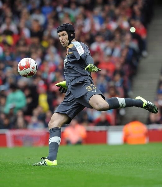 Arsenal's Petr Cech in Action: Arsenal vs. VfL Wolfsburg, Emirates Cup 2015 / 16