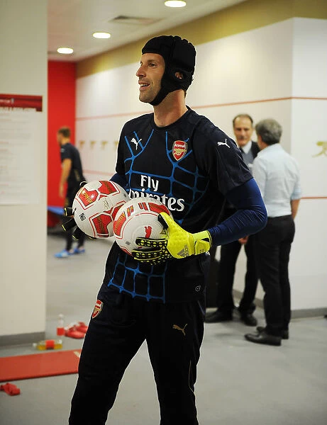 Arsenal's Petr Cech Gears Up for Arsenal vs. Olympique Lyonnais at Emirates Cup 2015 / 16