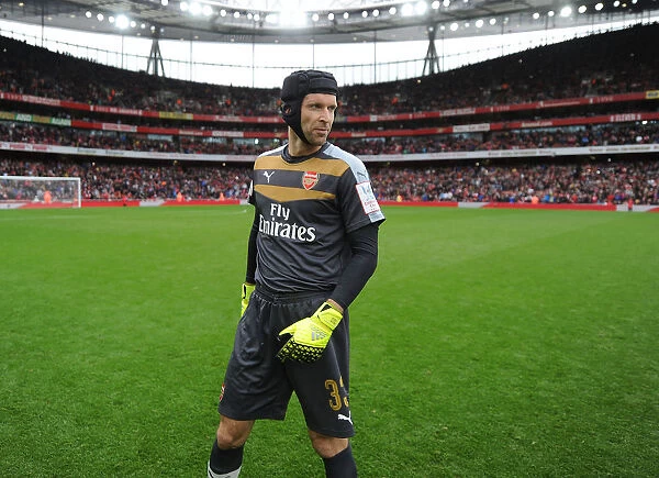 Arsenal's Petr Cech Gears Up for Arsenal vs. Wolfsburg at Emirates Cup 2015 / 16