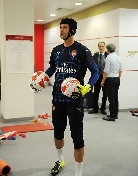 Arsenal's Petr Cech Readies for Arsenal vs. Olympique Lyonnais at Emirates Cup 2015 / 16