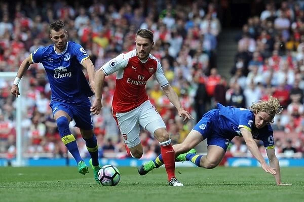 Arsenal's Ramsey Battles Everton's Jagielka and Davies in Premier League Clash
