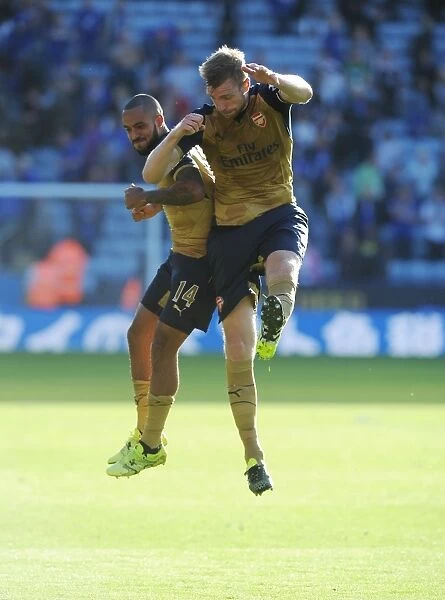 Arsenal's Triumph Over Leicester City in the 2015 / 16 Premier League: Theo Walcott and Per Mertesacker Celebrate