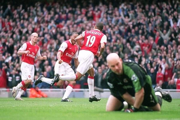 Arsenal's Unforgettable Victory: Gilberto and Baptista's Goal Celebration (2:1 vs Reading, FA Premiership, Emirates Stadium, 3 / 3 / 07)