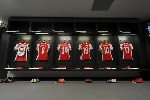 Arsenal's Unity: Pre-Match Huddle before FA Cup Semi-Final vs. Reading (2015)