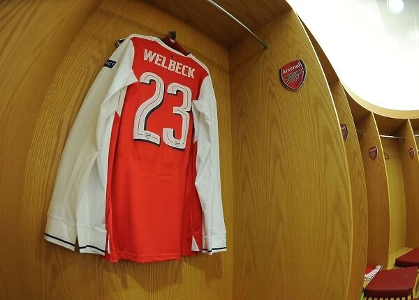 Arsenal's Welbeck: Pre-Match Focus in the Changing Room before Arsenal vs. Bayern Munich (2016-17)