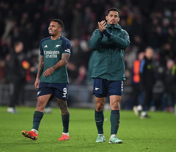 Arsenal's William Saliba Applauds Fans after PSV Victory in Champions League Group Stage