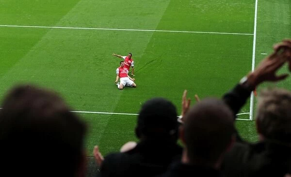 Arsenal's Winning Start: Van Persie and Walcott Celebrate First Goal vs. Sunderland in the Premier League