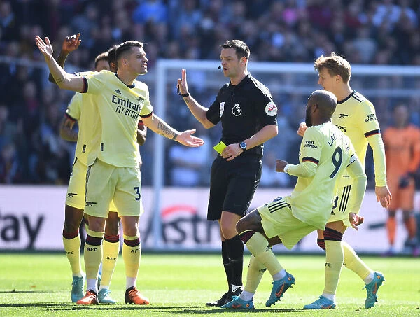 Arsenal's Xhaka, Odegaard, and Lacazette Protest Referee Decision During Aston Villa vs Arsenal (2021-22)