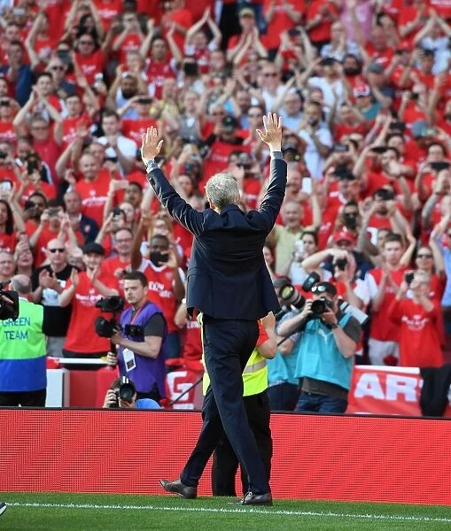 Arsene Wave: Arsene Wenger Bids Farewell to Arsenal Fans vs Burnley (2017-18)