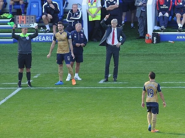 Arsene Wenger Consulting with Olivier Giroud during Leicester City vs. Arsenal (2015 / 16)