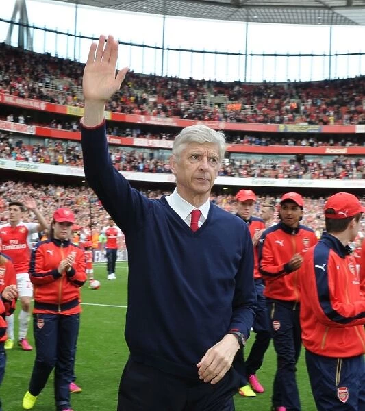 Arsene Wenger: Post-Match Moment at Emirates Stadium (Arsenal vs Aston Villa, Premier League 2015-16)