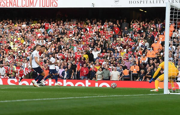 Aubameyang Scores the Decisive Goal: Arsenal Defeats Tottenham in the 2021-22 Premier League Clash