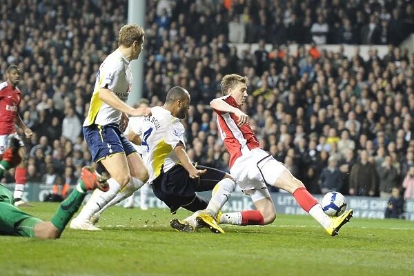 Bendtner's Unforgettable Strike: Arsenal's Comeback Goal Against Tottenham, 14-15 Season