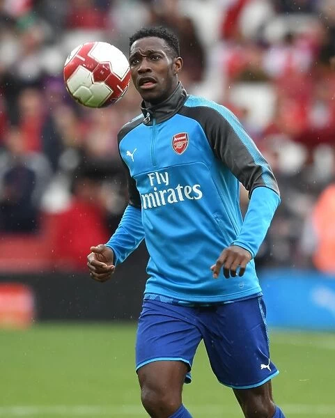 Danny Welbeck Warms Up Ahead of Arsenal vs. SL Benfica - Emirates Cup 2017-18