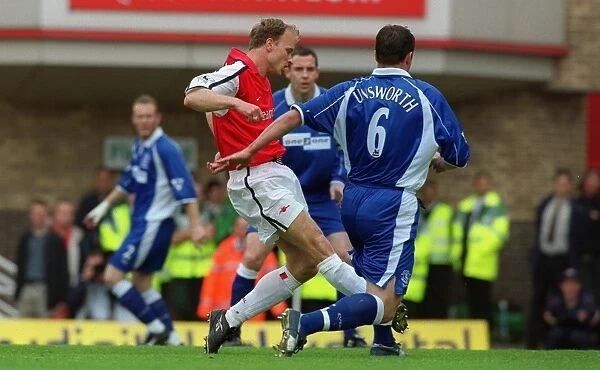 Dennis Bergkamp scores a goal for Arsenal. Arsenal 4: 3 Everton, F. A