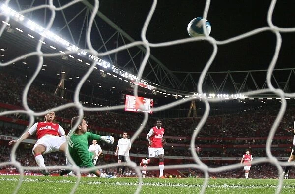 Eduardo Scores the Third Goal: Arsenal Crushes Sparta Prague 3-0 in Champions League