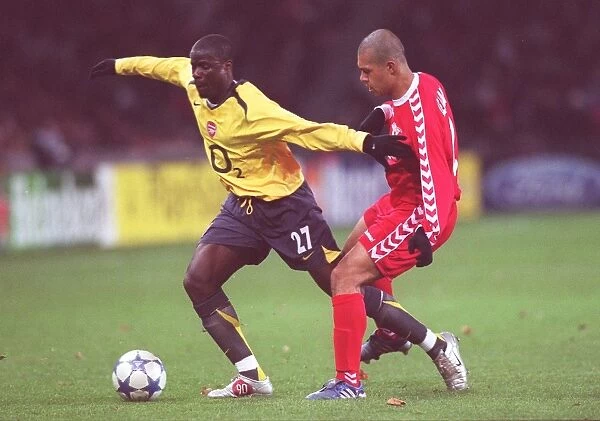 Emmanuel Eboue (Arsenal) Vieira Leandro (Thun). FC Thun 0: 1 Arsenal