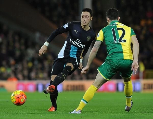 Intense Clash: Mesut Ozil vs. Robbie Brady - Norwich City vs. Arsenal (Premier League 2015-16)
