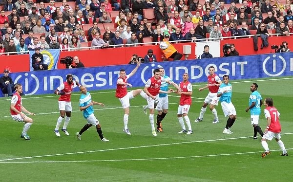 Laurent Koscielny (Arsenal) heads the ball clear. Arsenal 2: 1 Sunderland