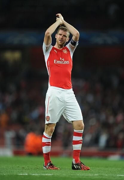 Per Mertesacker Celebrates with Arsenal Fans after UEFA Champions League Victory over Besiktas