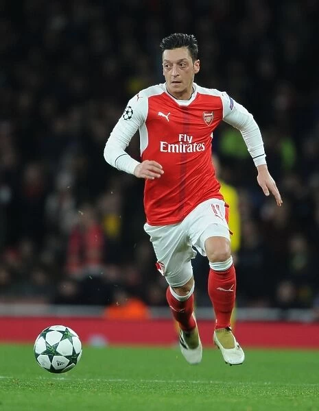 Mesut Ozil in Action: Arsenal vs Paris Saint-Germain, UEFA Champions League, 2016-17