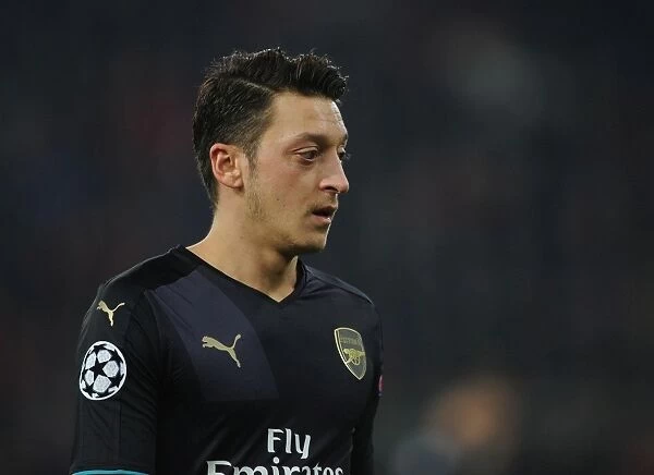 Mesut Ozil in Action: Olympiacos vs. Arsenal, UEFA Champions League (December 2015)