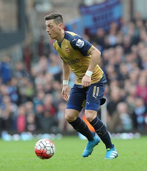 Mesut Ozil in Action: Premier League Showdown between West Ham United and Arsenal (2015-16)