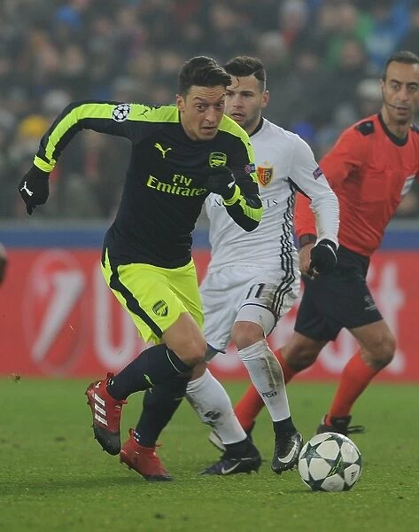 Mesut Ozil Breaks Past Basel's Renato Steffen: Arsenal vs. FC Basel, UEFA Champions League (December 2016)