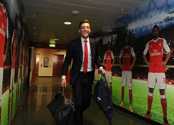 Mesut Ozil Heads to the Changing Room: Arsenal vs Swansea City, Premier League 2016-17
