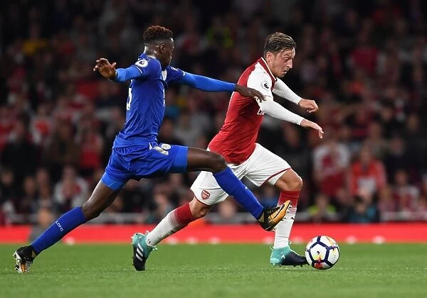 Mesut Ozil Outmaneuvers Wilfred Ndidi: Arsenal vs Leicester City, Premier League 2017-18