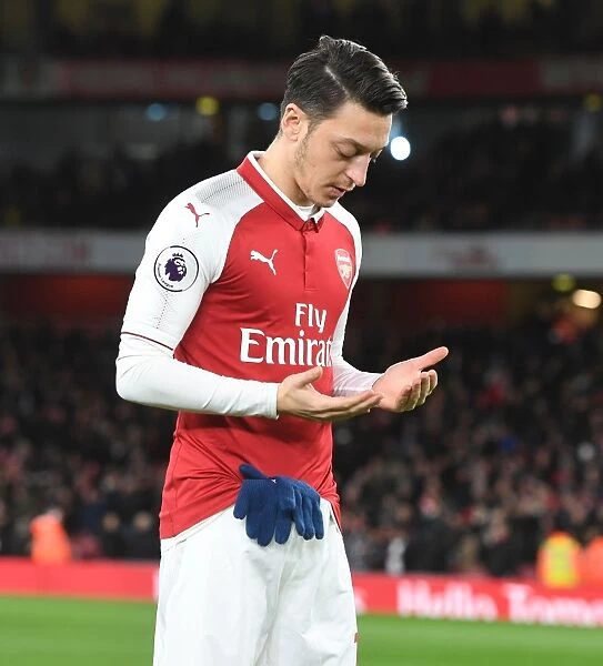 Mesut Ozil in Prayer Before Arsenal vs. Chelsea Match (2017-18)
