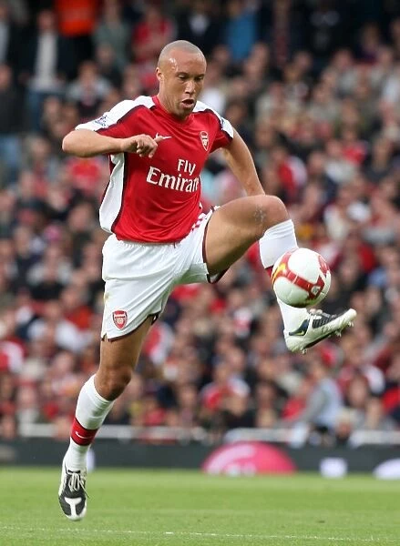 Mikael Silvestre in Action: Arsenal's 3:1 Victory over Everton, Barclays Premier League, Emirates Stadium (18 / 10 / 08)