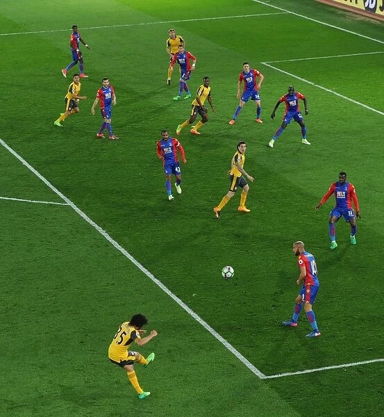 Mohamed Elneny Crosses the Ball in Intense Crystal Palace vs Arsenal Premier League Clash