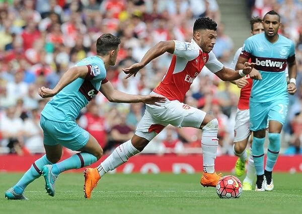 Oxlade-Chamberlain Outsmarts Cresswell: Arsenal Midfielder Dazzles in 2015-16 Premier League Clash