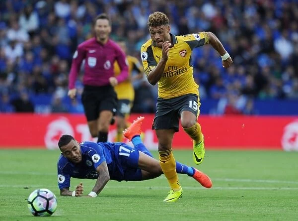 Oxlade-Chamberlain vs. Simpson: Intense Clash in Arsenal's Premier League Battle with Leicester (2016-17)