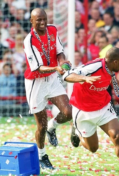 Patrick Vieira (Arsenal) celebrates after the match with Sylvain Wiltord