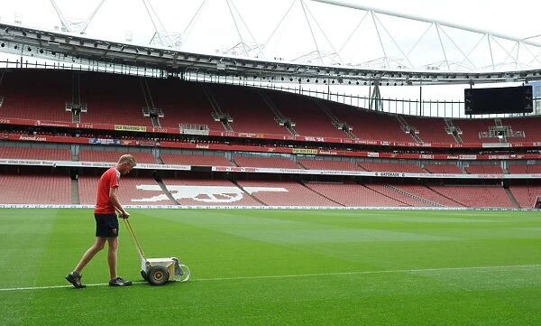 Preparing for the Arsenal vs Liverpool Battle: The Emirates Stadium Pitch Set for Premier League 2016-17 Clash