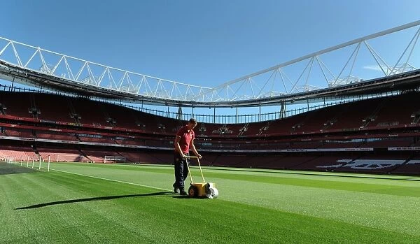 Preparing the Emirates Stadium Turf: Arsenal's Premier League Battle against Sunderland