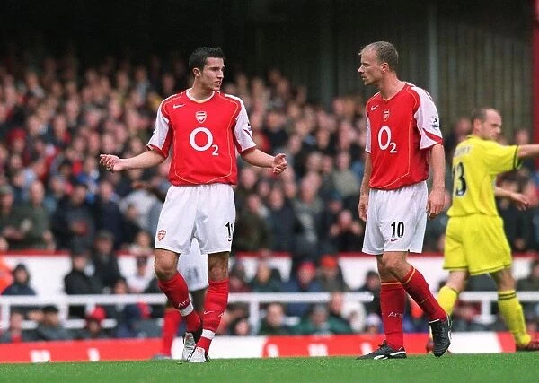 Robin van Persie and Dennis Bergkamp (Arsenal). Arsenal 4: 0 Charlton Athletic