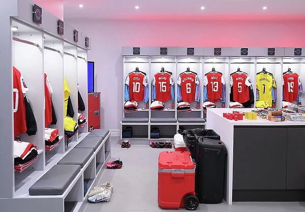Behind the Scenes: Arsenal Women's Pre-Match Preparation in the Dressing Room (Arsenal vs. Reading, FA Women's Super League 2022-23)