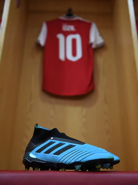 Behind the Scenes: Mesut Ozil's Arsenal Locker Room before Arsenal vs. Olympique Lyonnais (2019-20 Emirates Cup)