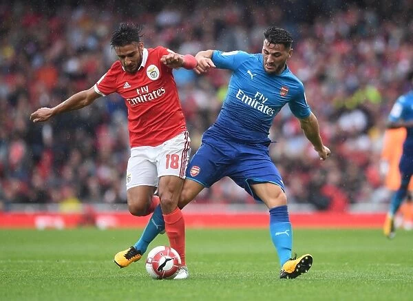 Sead Kolasinac (Arsenal) Salvio (Benfica). Arsenal 5: 2 SL Benfica. Emirates Cup Day One