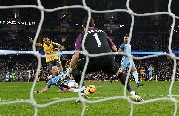 Theo Walcott Scores Past Claudio Bravo: Manchester City vs Arsenal, Premier League 2016-17