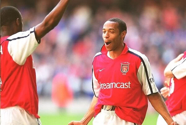 Thierry Henry and Patrick Vieira celebrate the Arsenla victory