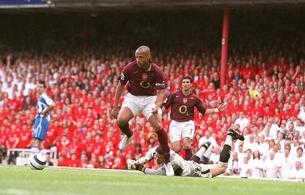 Thierry Henry scores Arsenals 3rd goal his 2nd as he rounds Mike Pollitt (Wigan)