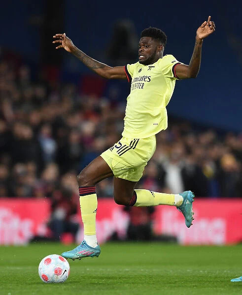Thomas Partey in Action: Arsenal vs. Crystal Palace, Premier League 2021-22